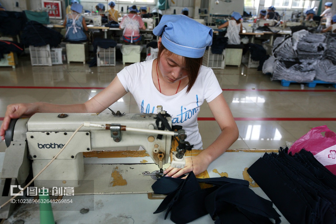 安徽省淮北市秋艷服裝廠,女工在生產車間內加工出口到歐美地區的服裝產品。